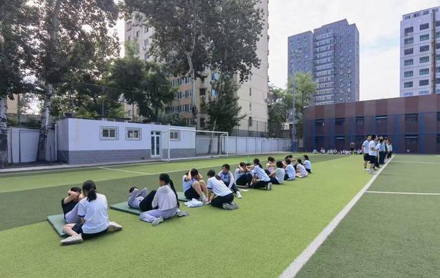 暑假操场热血开跑，百余新生挥汗成友，5天能改变啥？