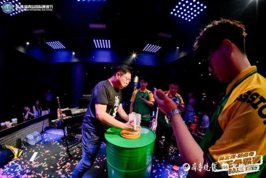 3.97秒！第35届青岛国际啤酒节酒王争霸赛激情“开哈”