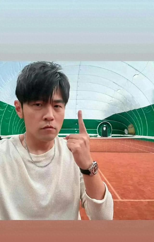 周杰伦陪儿子打网球，球场秒变追星现场，天王的带娃日常