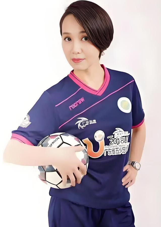 23年风靡广东体育台，50岁果断退休陪女，她的选择让人泪目