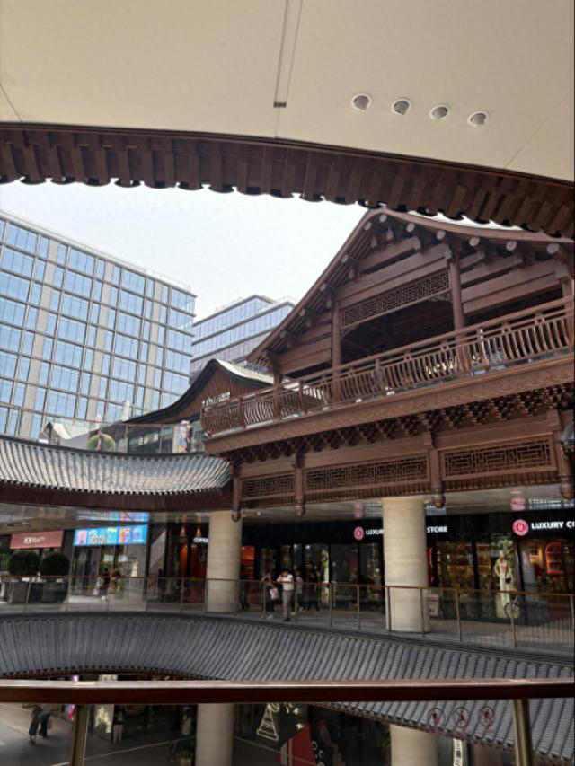 北京“四合院商场”爆火，胡同成年轻人“溜达圣地”，老居民与新业态如何共生
