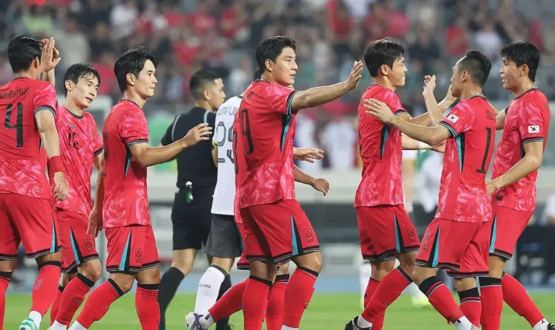 随着日本队6-1！东亚杯排名乱了，国足侥幸升到第3，争冠热门易主