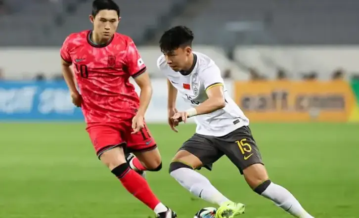 随着日本队6-1！东亚杯排名乱了，国足侥幸升到第3，争冠热门易主