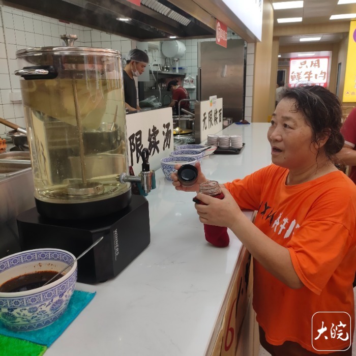 合肥一家面馆内设免费乒乓球室 老板吐露心声：与自身经历有关