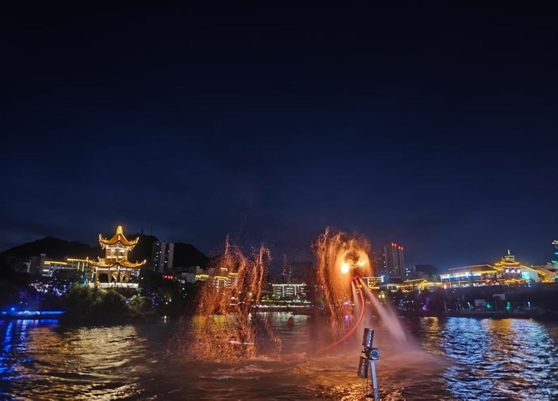 贵州铜仁：桨板竞技燃动锦江 非遗光影点亮铜仁夏夜