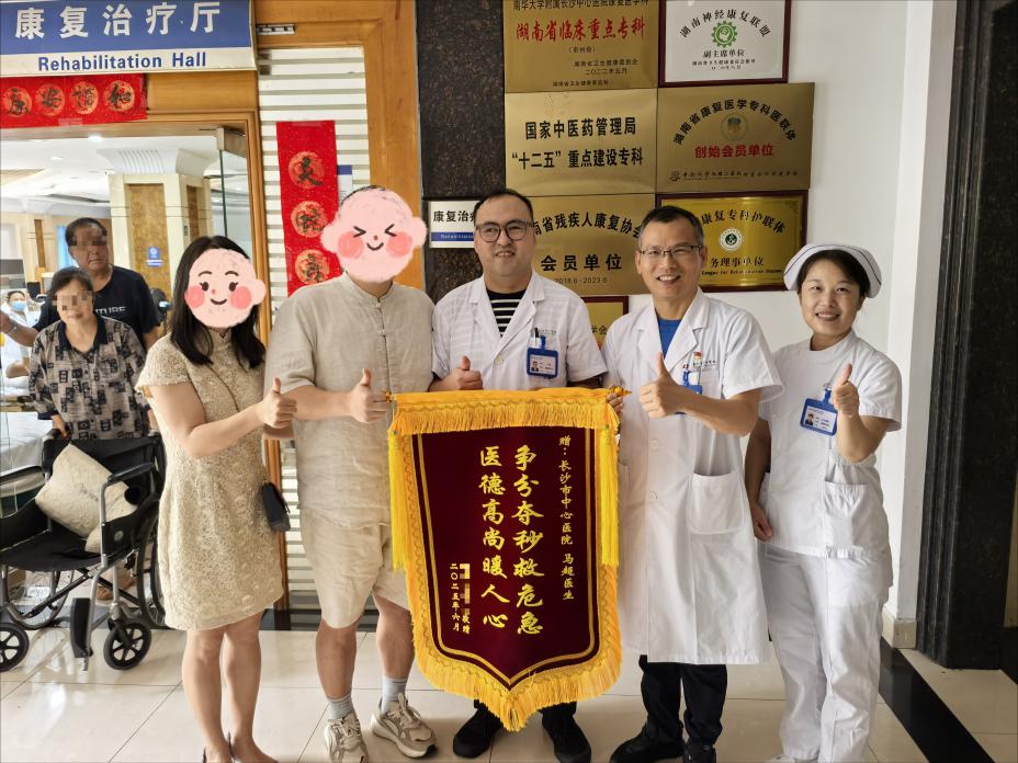 篮球赛上家长突然倒地抽搐，长沙这名康复治疗师冲上前！15分钟的急救挽回生命