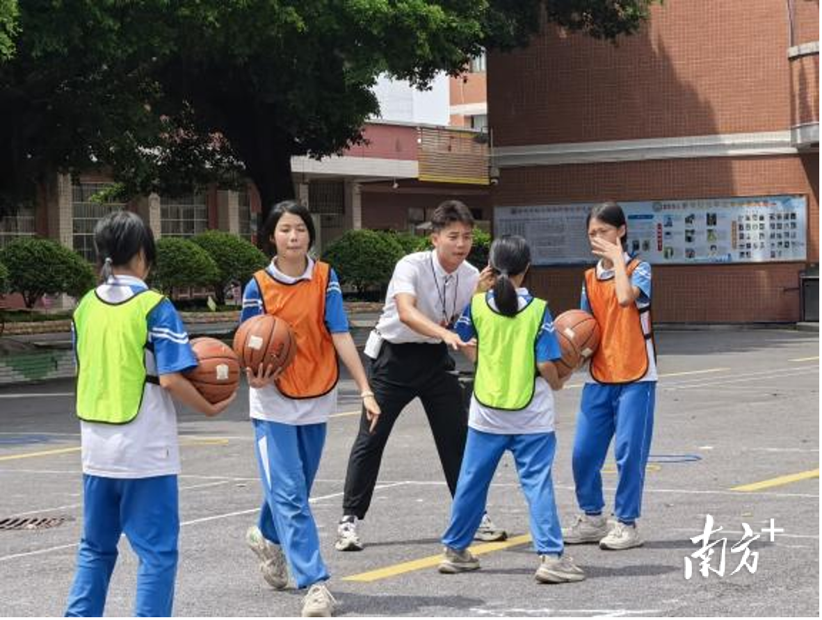 庆丰实验学校中学部老师王泽兵正在教授《篮球运球突破+投篮》
