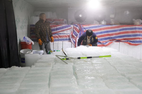 武汉一制冰厂七月“爆单”，货车凌晨排队拉冰块，单日营业额达8万元