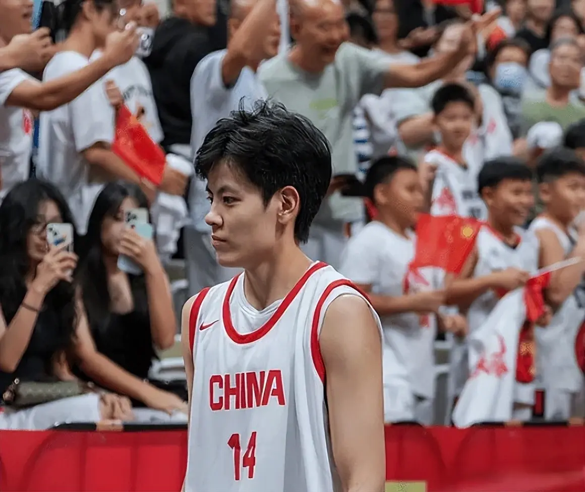 女篮73-69澳大利亚，赛后2喜2忧！杨舒予罗欣棫太完美，担忧韩旭