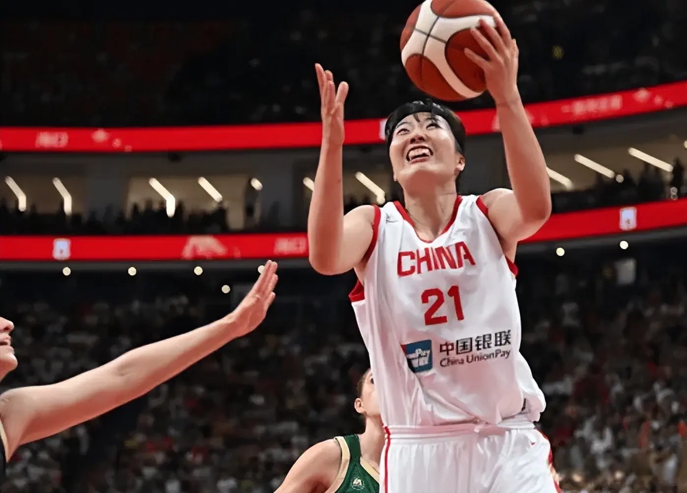 女篮73-69澳大利亚，赛后2喜2忧！杨舒予罗欣棫太完美，担忧韩旭