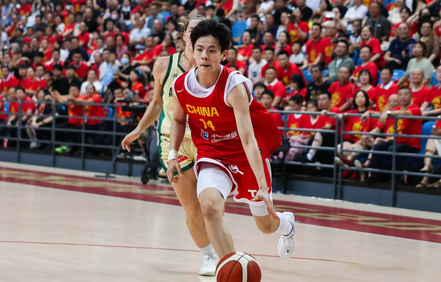 2小将够猛！1人敢攻坚，1人3分稳，宫鲁鸣增信心，亚洲杯卫冕不难