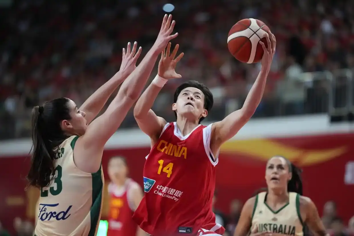 李缘3分救主，中国女篮73-69险胜澳大利亚，地板差点成“罪人”