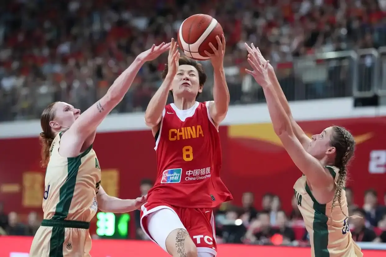 李缘3分救主，中国女篮73-69险胜澳大利亚，地板差点成“罪人”
