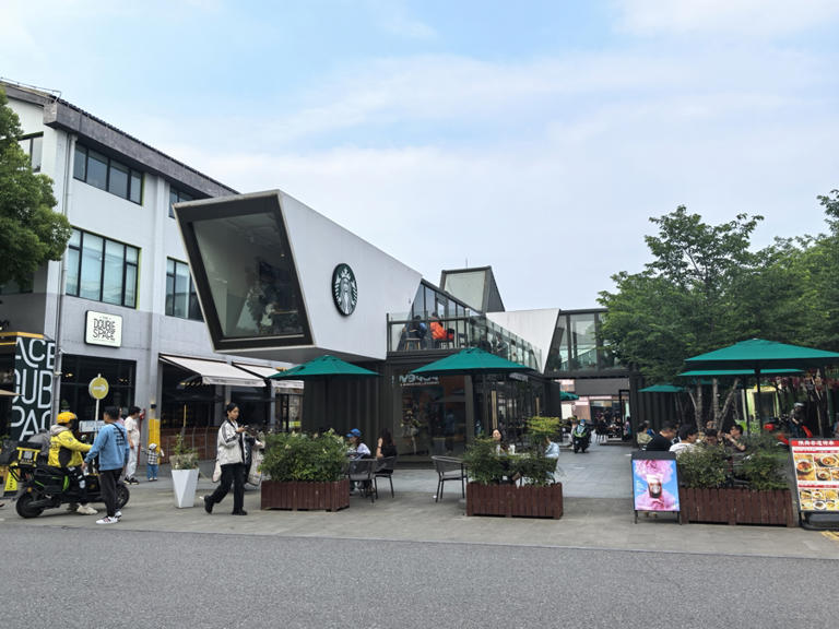 星巴克集装箱店。 吴越摄