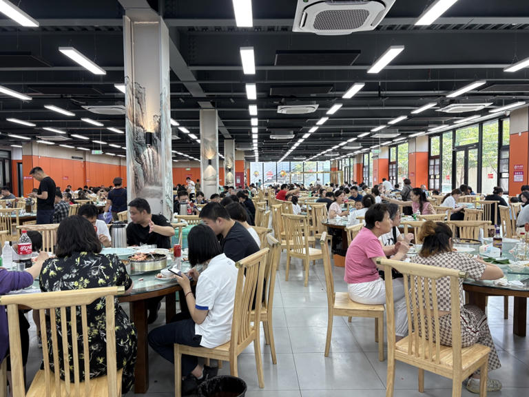 共富海鲜面馆，火爆得像在吃席。 吴越摄