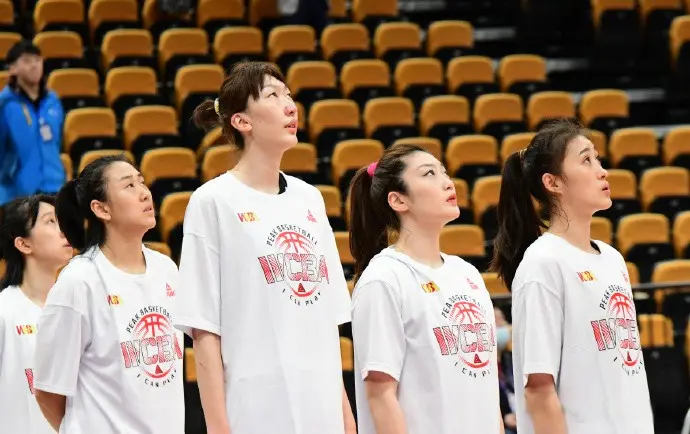 2米05大个子退步太快，4场比赛三分球12中1，应该向李月汝学习