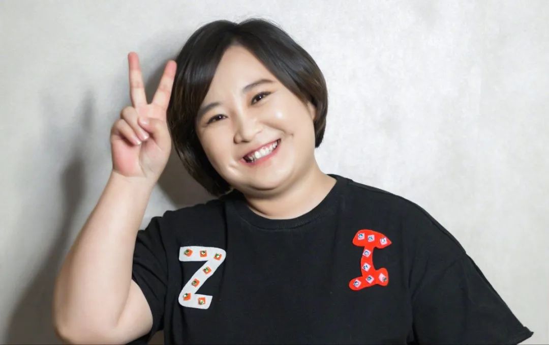 贾玲长时间未出席公开活动，被质疑或许结婚生子，粉丝说她在闭关