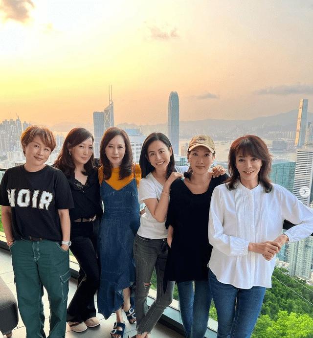 宣萱再夺视后，大露背晚装抢镜凭实力创历史，网民赞心态值得推举