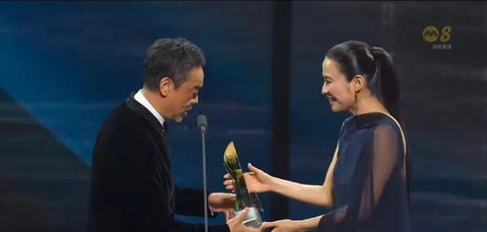 宣萱再夺视后，大露背晚装抢镜凭实力创历史，网民赞心态值得推举
