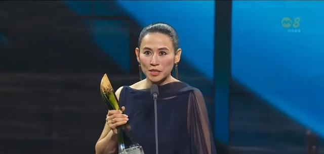 宣萱再夺视后，大露背晚装抢镜凭实力创历史，网民赞心态值得推举