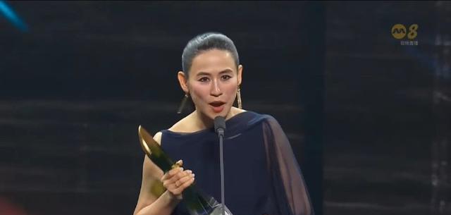宣萱再夺视后，大露背晚装抢镜凭实力创历史，网民赞心态值得推举