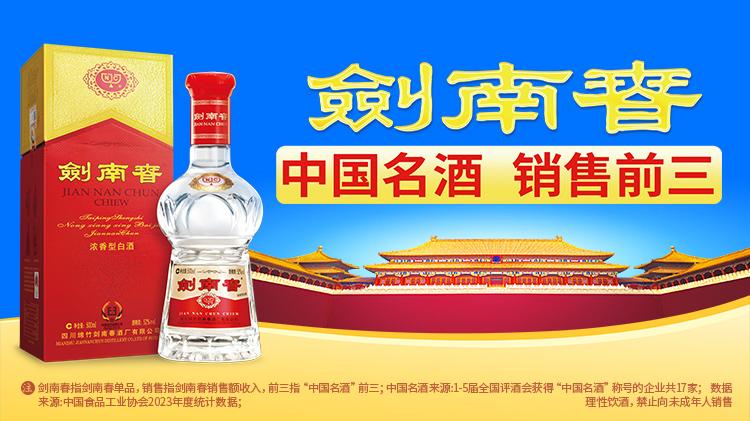 尽情享受假期！哈兰德和女友在伊比萨岛乘游艇游玩