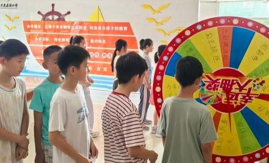 小学生攒奖章转盘抽奖，惊喜不断，免作业梦想成真？