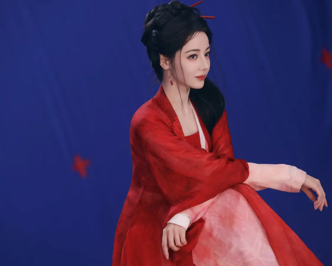 热巴《利剑玫瑰》定档央视！酷飒女警太期待，三部待播剧都很火！