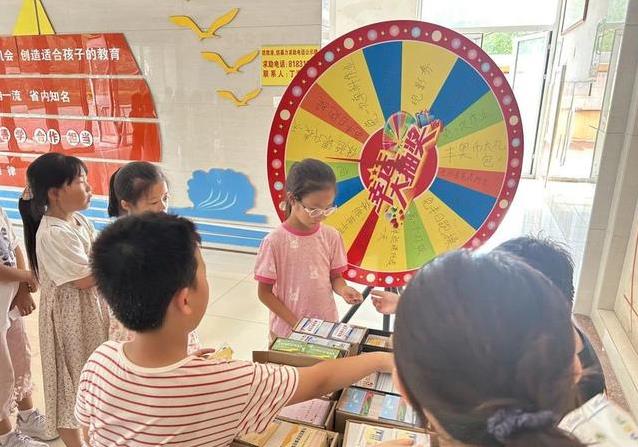 小学生攒奖章转盘抽奖，惊喜不断，免作业梦想成真？