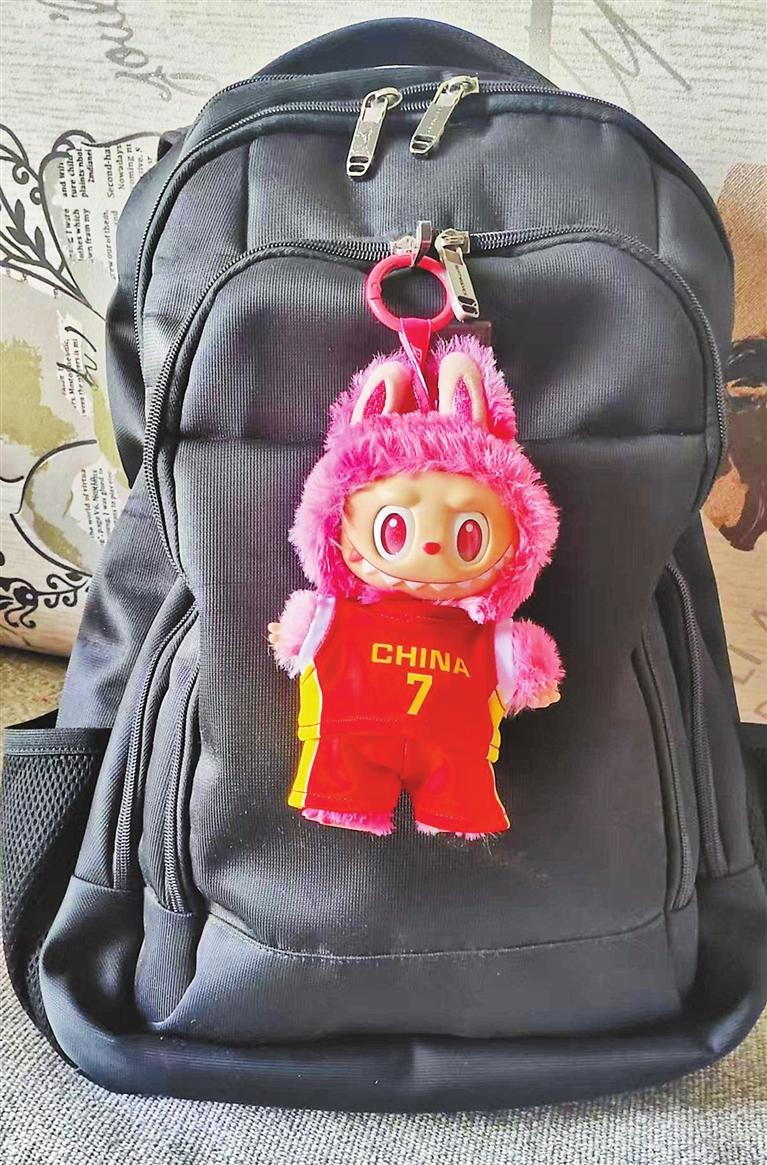 深圳女孩自制中国女篮应援神器女篮版Labubu萌翻了