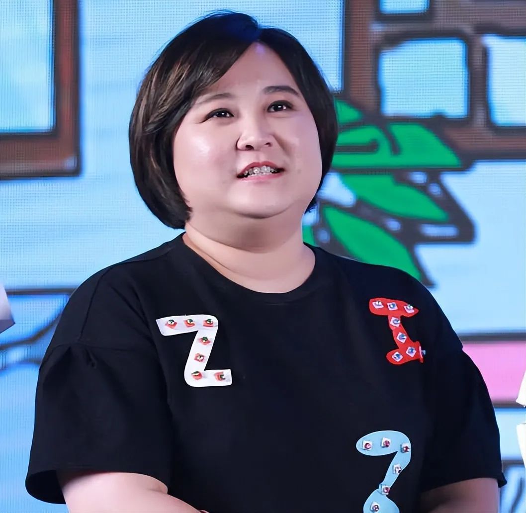 贾玲长时间未出席公开活动，被质疑或许结婚生子，粉丝说她在闭关