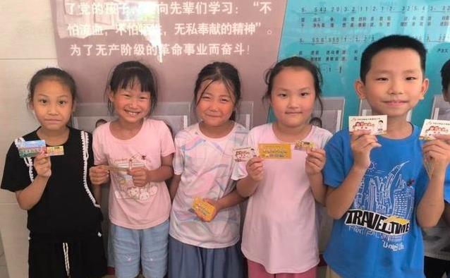 小学生攒奖章转盘抽奖，惊喜不断，免作业梦想成真？