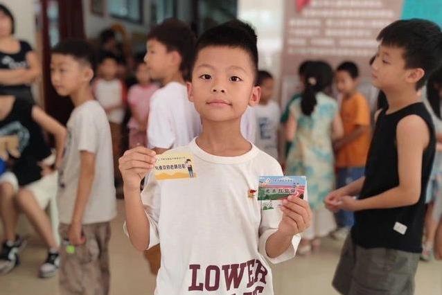 小学生攒奖章转盘抽奖，惊喜不断，免作业梦想成真？