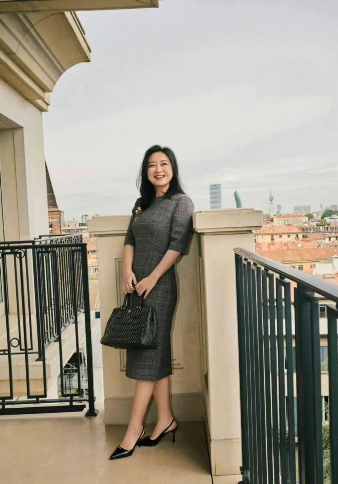 贾玲长时间未出席公开活动，被质疑或许结婚生子，粉丝说她在闭关