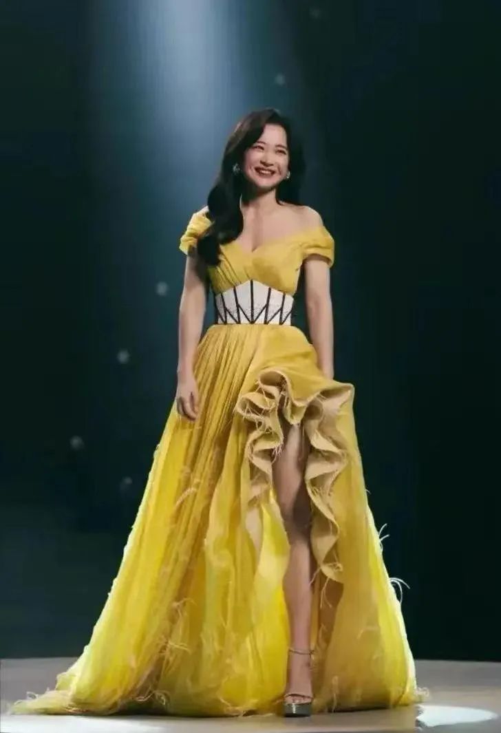贾玲长时间未出席公开活动，被质疑或许结婚生子，粉丝说她在闭关