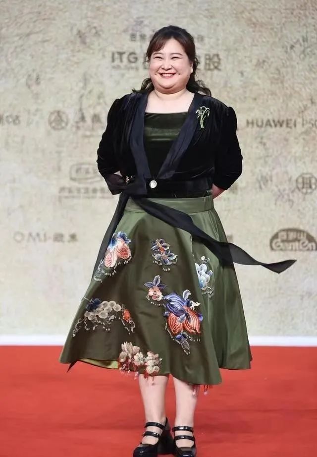 贾玲长时间未出席公开活动，被质疑或许结婚生子，粉丝说她在闭关