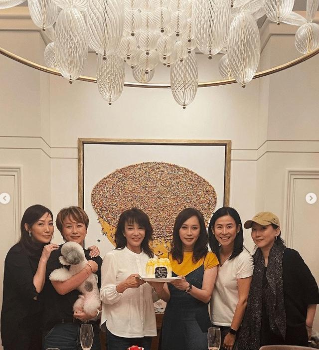 宣萱再夺视后，大露背晚装抢镜凭实力创历史，网民赞心态值得推举