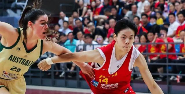12中3+三分4中0！中国女篮26岁中锋跌落神坛 球迷：还不如带刘禹彤
