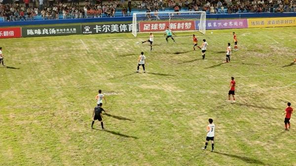 桂平市2025年“绿茵逐梦・‘足’够快乐”乡村足球自由赛开幕