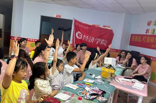 社区“微光集市”上演儿童版“经济学沉浸课”