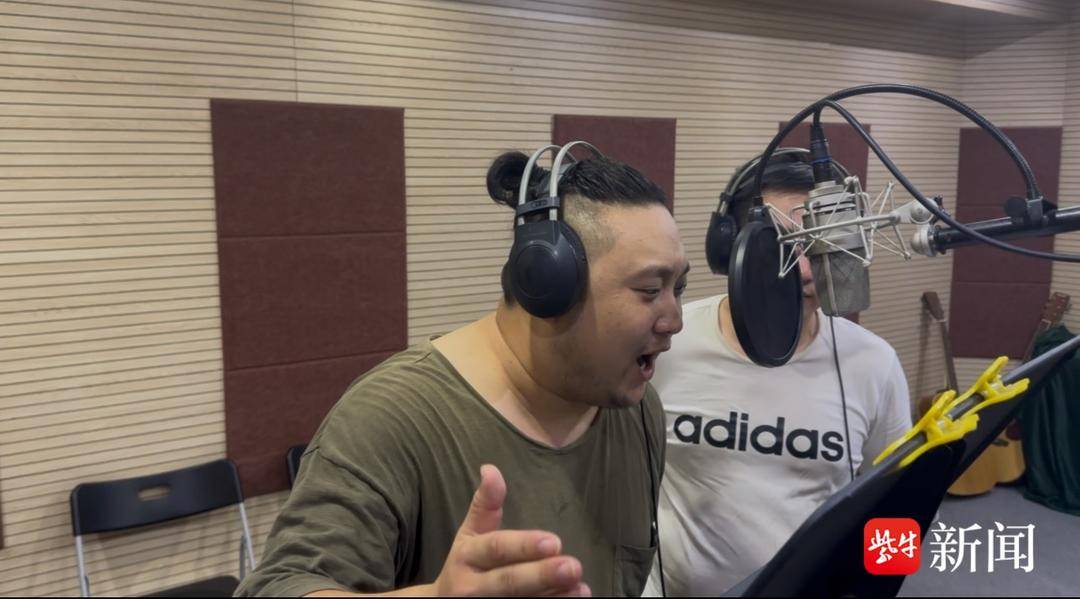 竹板这么一打父子快乐唱苏超，快乐足球踢起来