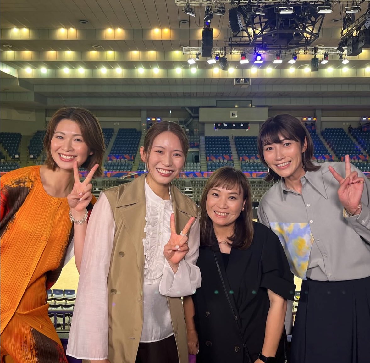 主场爆满！女排名将现身助阵 亚洲第一横扫法国 日本主场开门红