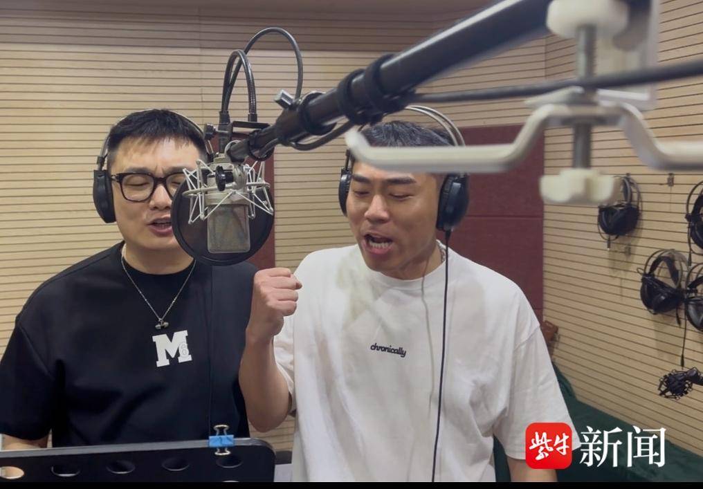竹板这么一打父子快乐唱苏超，快乐足球踢起来
