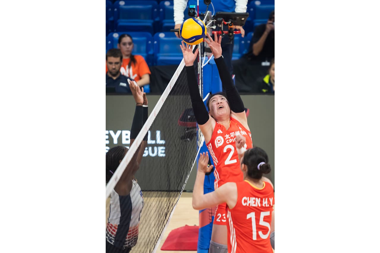 中国女排险胜！赵勇布阵惊险 吴梦洁25分 龚翔宇35扣 陈厚羽4拦3ACE