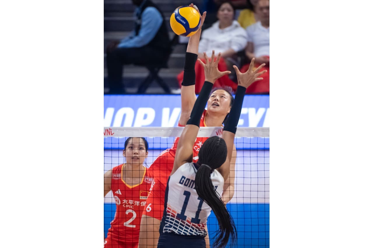 中国女排险胜！赵勇布阵惊险 吴梦洁25分 龚翔宇35扣 陈厚羽4拦3ACE