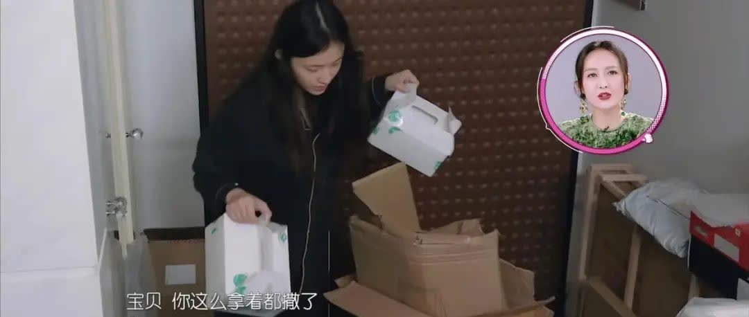 29岁林允晒出北京的家火了，全屋物品堆积成山，她却说：舒服就好