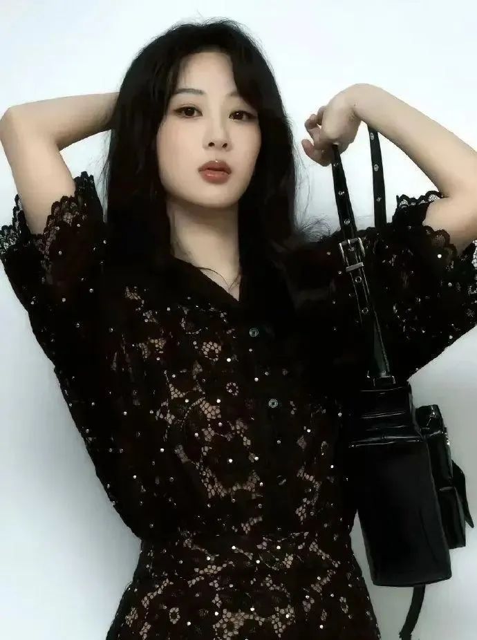 就在张雅钦在社交平台点赞杨紫"很卷一女的"时，观众突然发现这两位剧中情敌戏外关系这么好。 今年6月底播出的古装续集，接档《国色芳华》后热度特别高，开播三天播放量就破了亿。 杨紫演的何惟芳从牡丹商人变成实业救国的女侠，在故事里为女性点燃了比盛