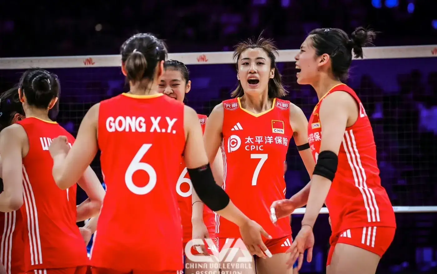 6：12，25：22！中国女排大逆转，陈厚宇发球立功，王梦洁救场