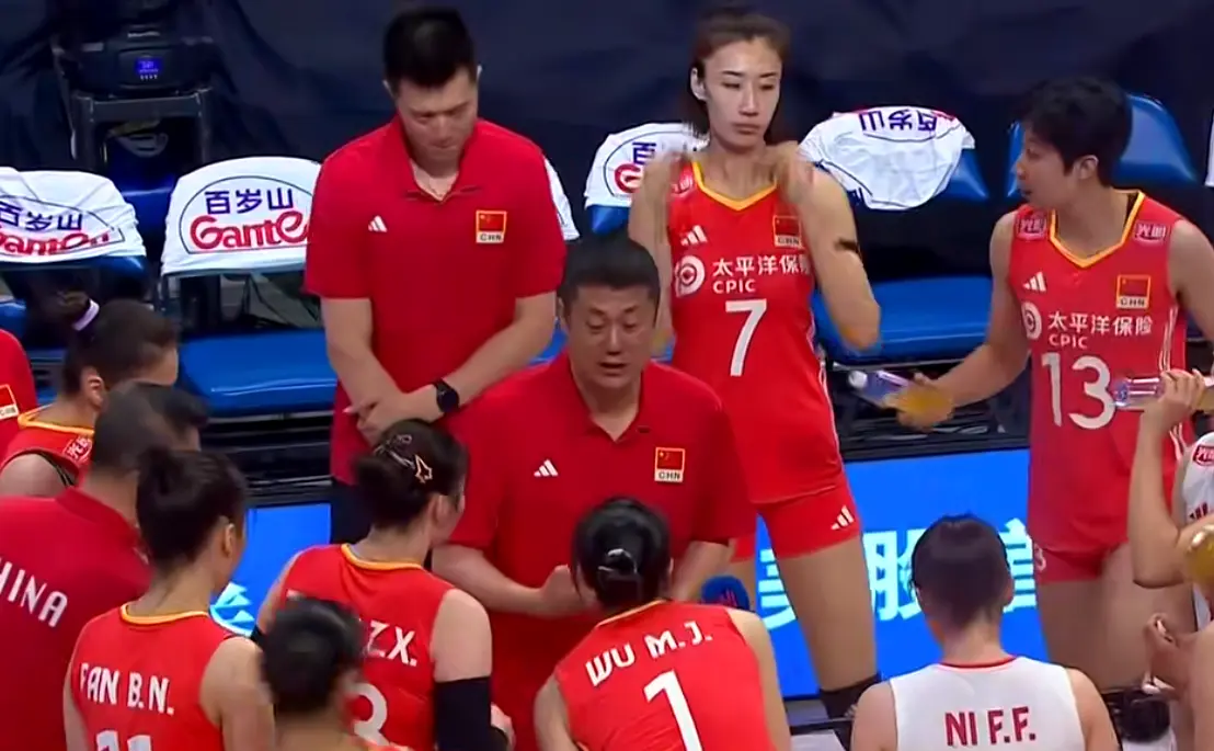 争议吹罚！中国女排关键分出现误判，龚翔宇不满与裁判进行交涉