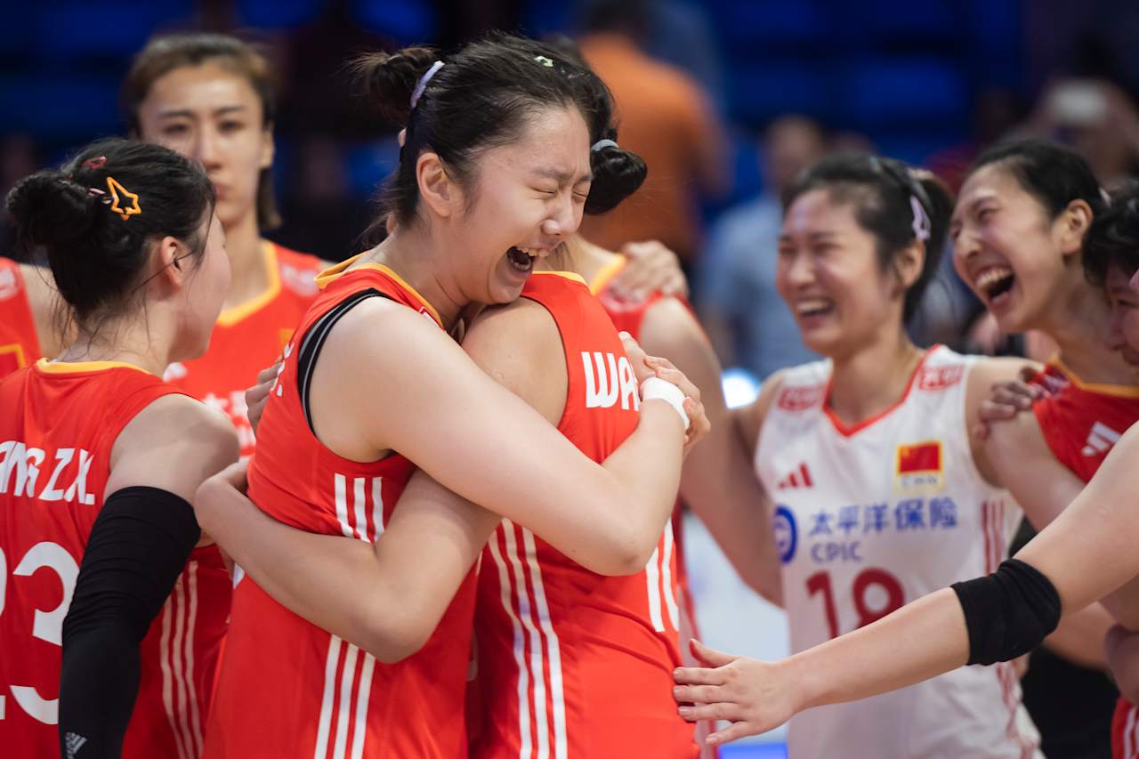 中国女排险胜！赵勇布阵惊险 吴梦洁25分 龚翔宇35扣 陈厚羽4拦3ACE